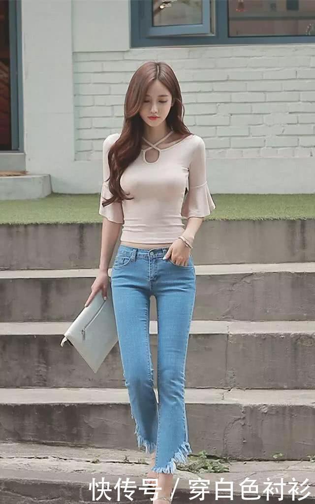时尚 小姐姐穿搭个性牛仔裤，露出凹凸曲线，展现不一样的非凡气质