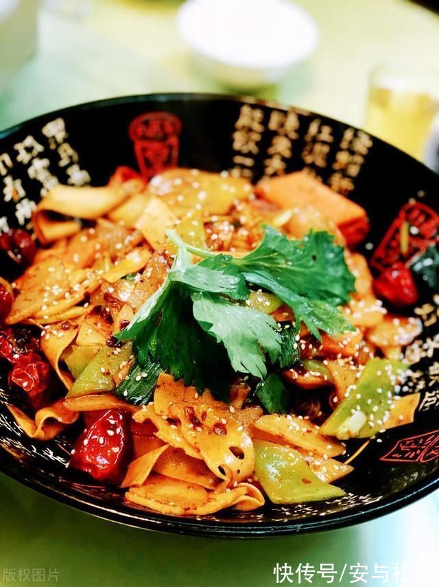 周末自己在家做锅麻辣香锅，鲜香入味超好吃，新手小白都能做很好