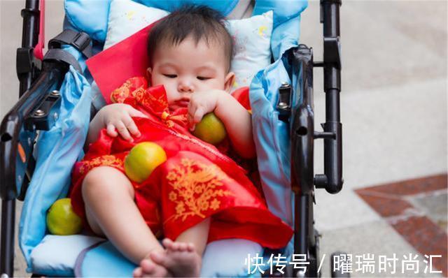 第三阶段|宝宝没到这个月龄最好不要坐婴儿车,脊椎可能会受伤,父母别大意