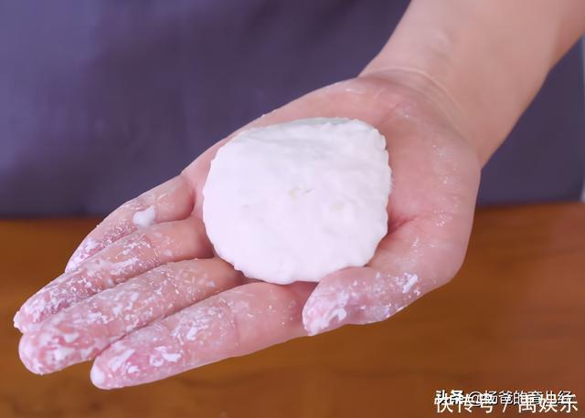 用2个苹果做一款早餐糯米饼,香甜营养,美味好吃,孩子特喜欢