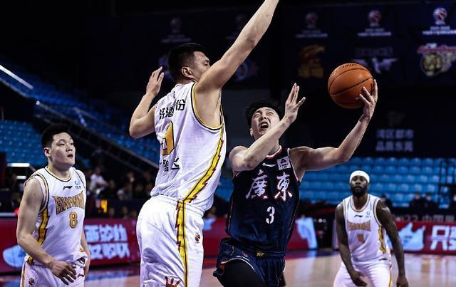 篮板球|26分惨败!杜锋承认轻敌,徐杰像认错的学生,00后小将赛季报销