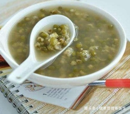 通便|绿豆汤被称为“万能解药”，煮绿豆时加2物，润肠通便，控制血糖