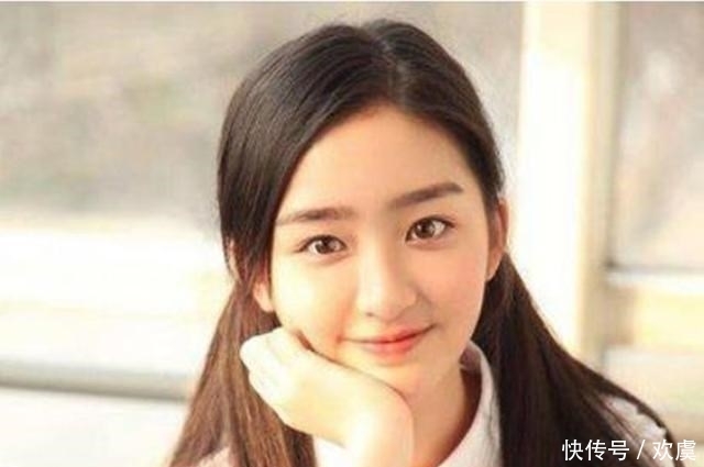 女大学生发型宛如70后,复古卡子成亮点,这不是“妈妈”同款吗?