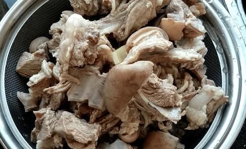 萝卜|冬天,少吃猪肉多吃它,简单一焖,汤鲜肉嫩,天冷吃一碗全身暖和