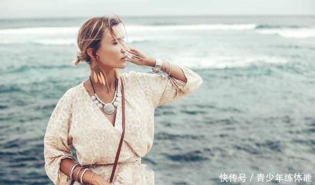 气质感|女人戴手镯还是手表好看三个理由告诉你,别再戴错让人笑话!