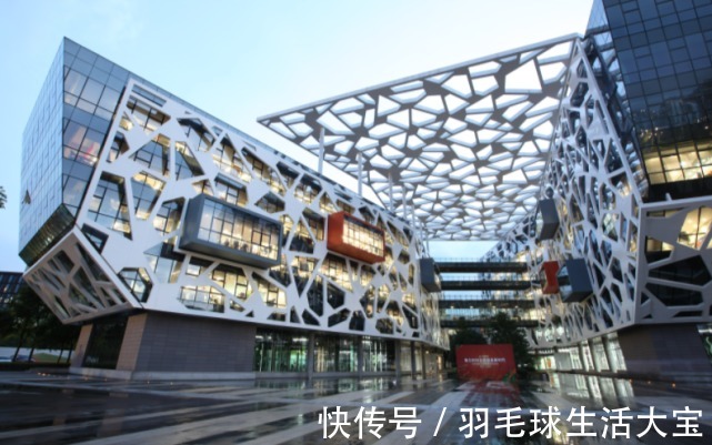 上市公司|曾经的互联网巨头，和马云同龄，旗下三家上市公司却选择退隐
