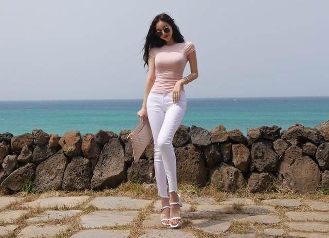 优雅|白色牛仔裤更能凸显美女曼妙身姿，诠释什么是凹凸有致