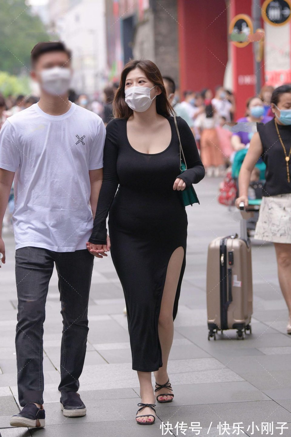 穿搭|小姐姐时尚的穿搭,黑色连衣裙,增添时尚气质