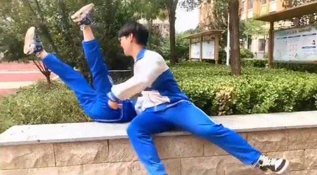 男孩|“最强直男”火了,与女同学打闹,气急败坏抱摔女同学,网友笑翻