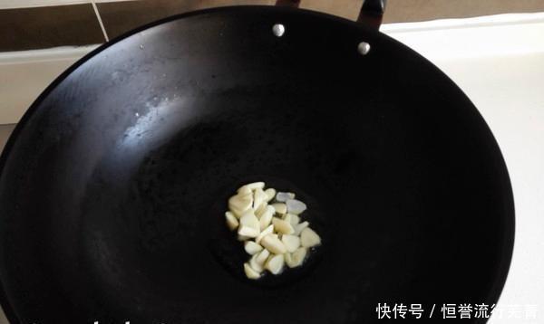 炒菠菜,不要直接在锅里炒,大厨教你加这个步骤