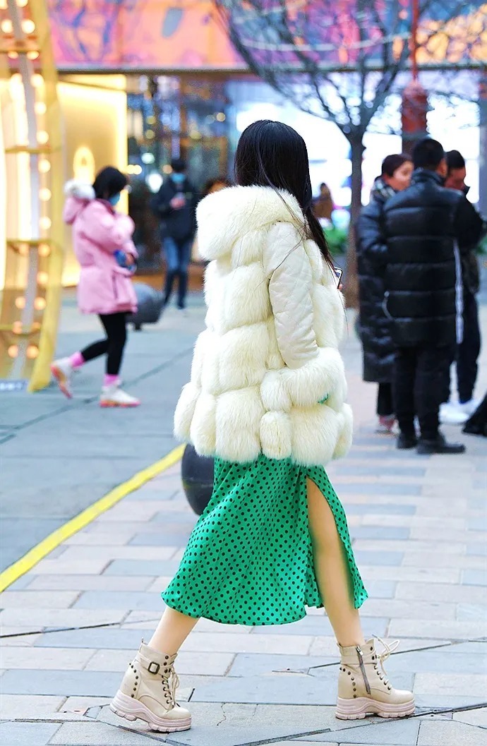 温暖|街拍:温暖又时尚的肉色丝袜美女