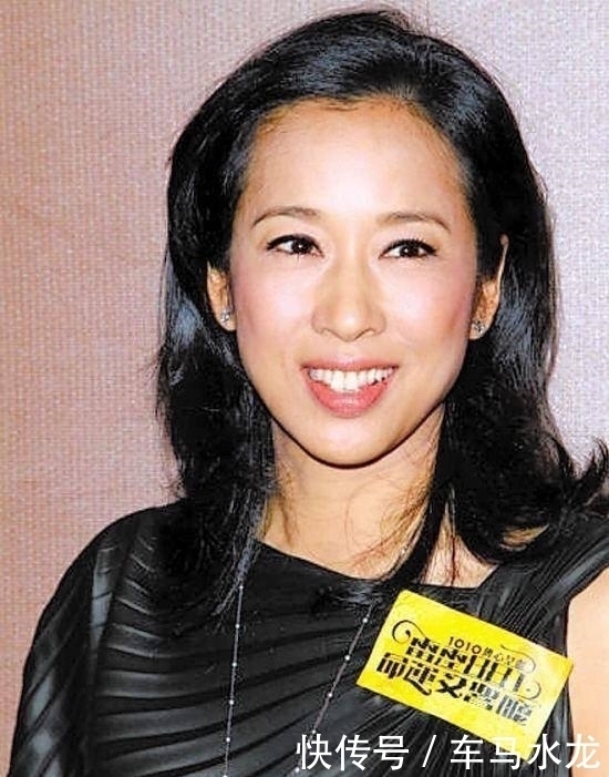 郭晶晶婆婆真时髦,穿黄色无袖衫配花丝巾洋气减龄,阔太气质惊艳