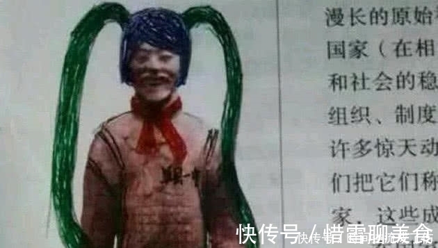 涂鸦$小学生课本涂鸦,拿破仑被坐轮椅?老师:这是被学业耽误的画家啊