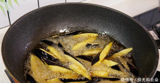 年夜饭茄子超好吃的做法,裹点淀粉,酥香解馋,吃一次忘不了