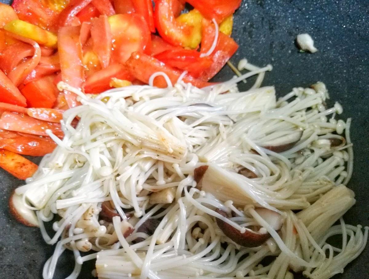 秋葵|自制美味番茄菇菌豆腐汤，食材丰富，营养更丰富