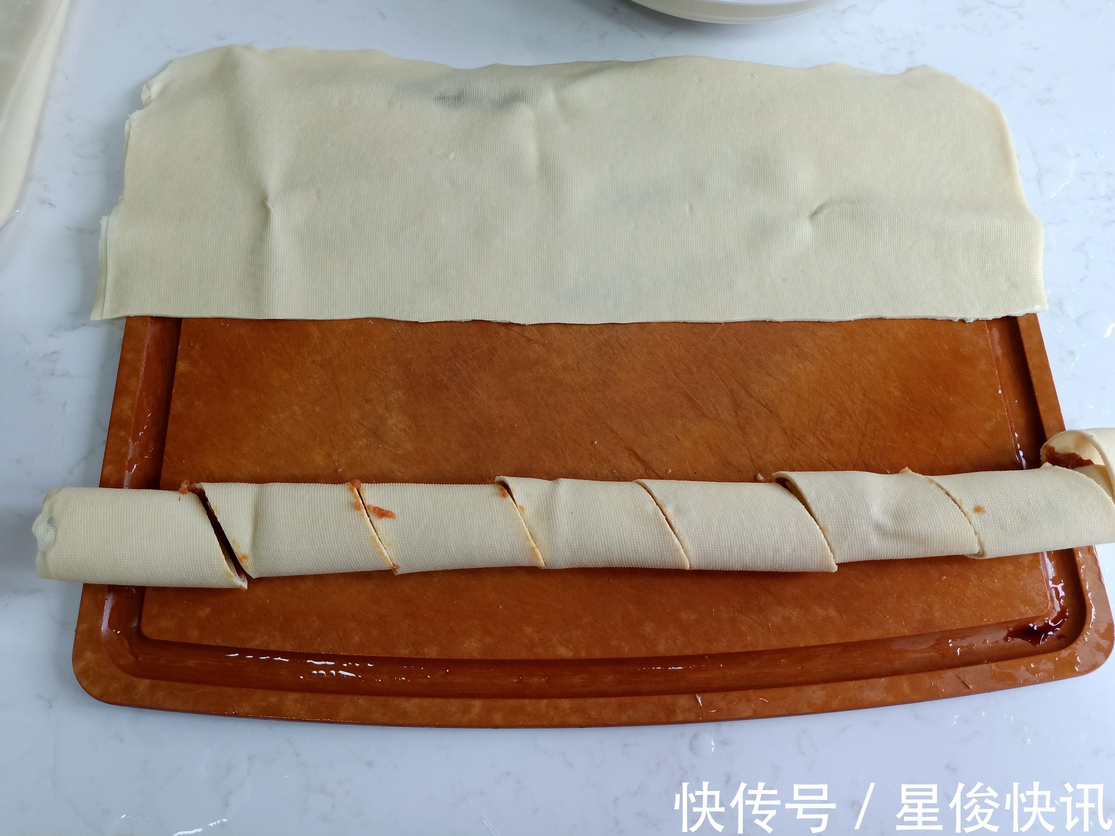 好吃|年夜饭必做的团圆菜，一卷一蒸15分钟上桌，好吃好做好寓意