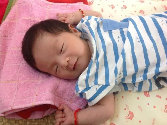 宝妈|宝宝睡觉时现几个信号,暗示要开始用枕头,及时满足对娃脊柱好