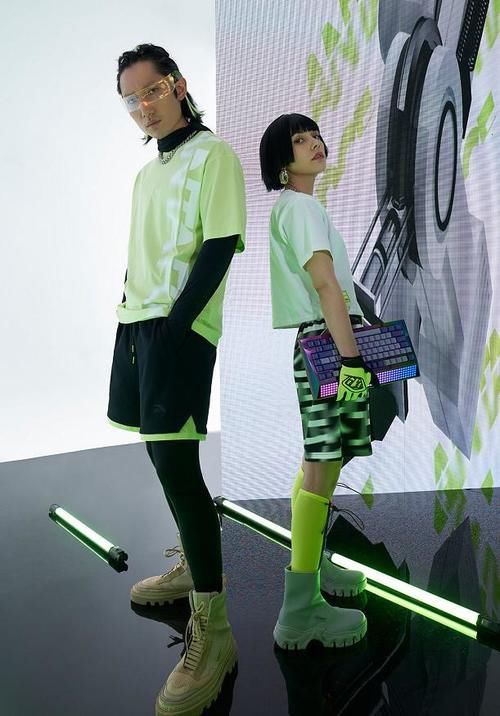鸿星尔克vs安踏|鸿星尔克VS安踏，“国货品牌”谁更胜一筹？这次我站鸿星尔克