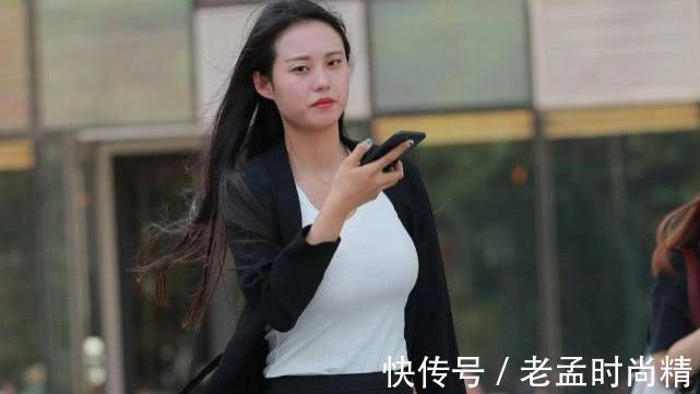 美女 街拍:美女的一身黑色职业装,优雅迷人