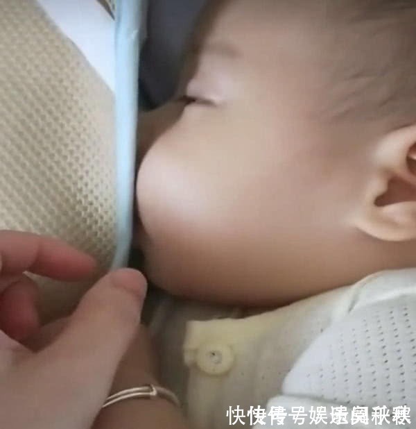 小婴儿|妈妈不让宝宝吃手指,“戏精”宝宝学会这一招,妈妈笑出声来