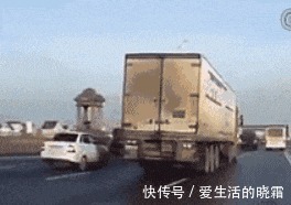|搞笑GIF:兄弟,你不要着急回家,现在还没到下班时间