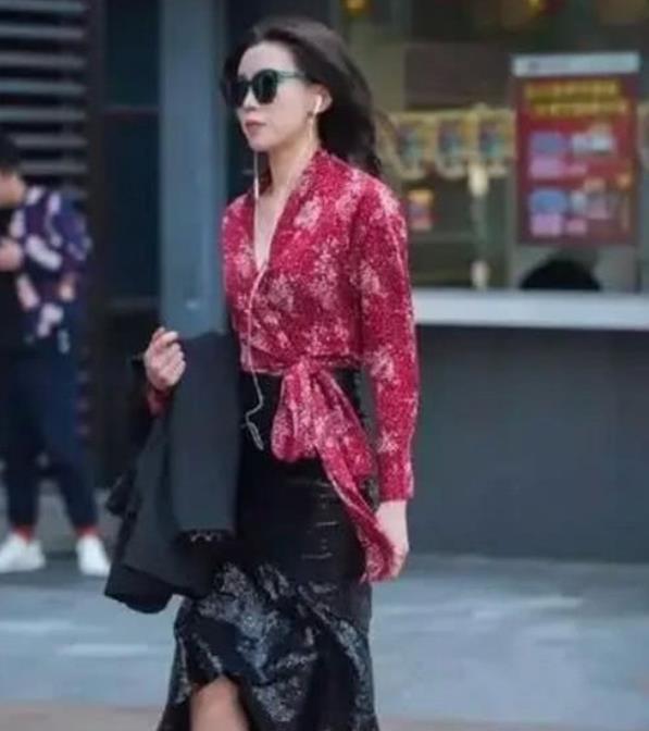 小姐姐|街拍：清新脱俗的小姐姐，休闲针织衫搭配百褶裙，大秀白皙美腿