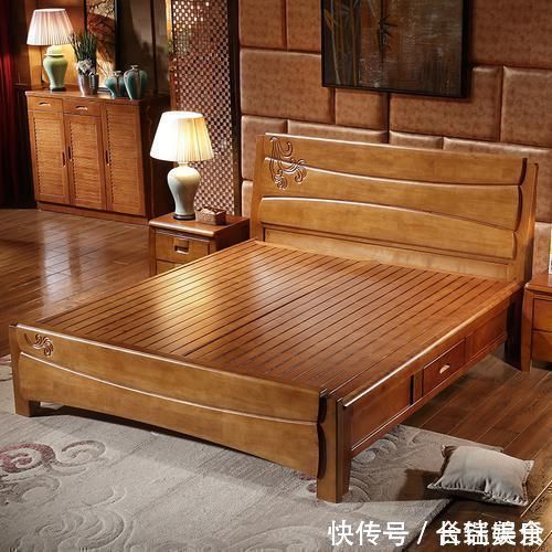 占地|建议每个家庭“双人床”换掉学有钱人这样式,经济实用不占地