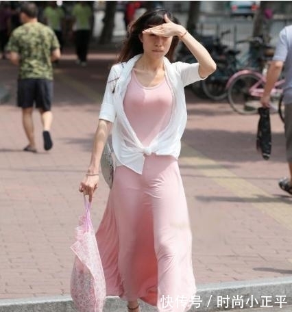 外套 粉色纱裙搭配冰丝质感外套,满满的丝滑感,韵味十足