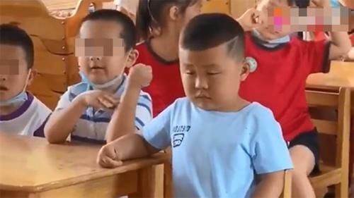 宝宝|幼儿园宝宝打瞌睡,眼皮“打架”下意识靠肩膀,动作萌翻网友