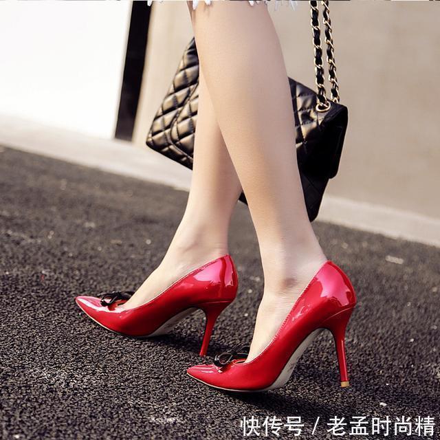 一双能够瞬间提亮整体搭配的高跟鞋,就是你摆脱搭配困难的救星