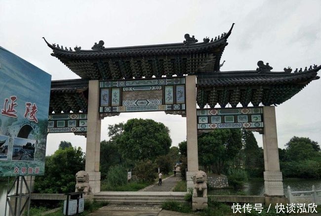 青石板路、古色古香的建筑，三千年的镇江，一座座如画的千年古镇