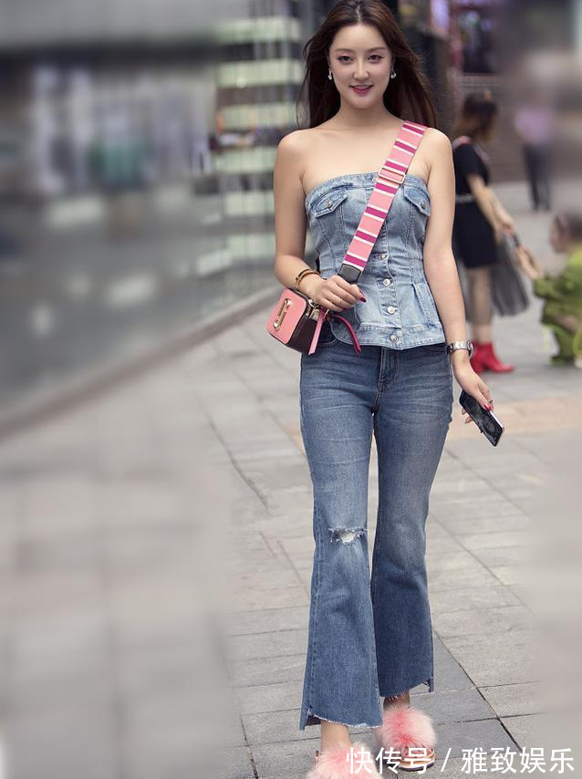 小姐姐 小姐姐牛仔裤随意穿搭,个性又时尚,回头率超级高