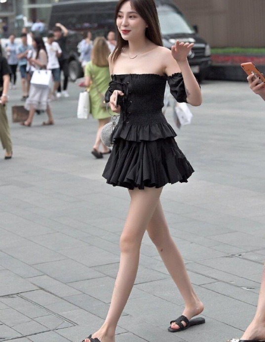 美女趁着闺蜜不好看的时候,自己穿上了黑裙子