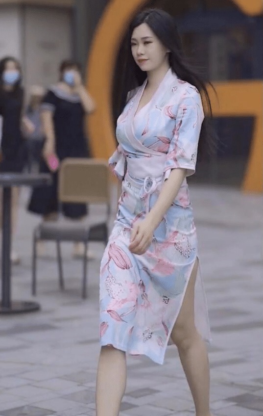 美女|美女街拍:显优雅气质的裙装,一直是女性的最爱,美女穿出了曼妙身姿