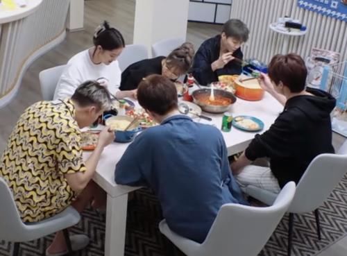 魏大勋主动洗筷子，他的“搓法”引热议，周扬青都看不下去了