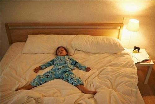 不舒服|宝宝睡觉总是踢被子？可能不是觉得热，三种“不舒服”父母早发现