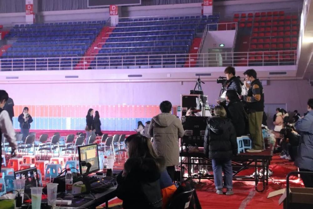 冬天的第二场雪和今晚的校园歌手大赛更配噢～