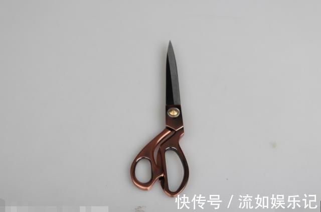 父母|3岁女儿经常干呕,医生花16个小时手术,肚里取出的异物让人后怕