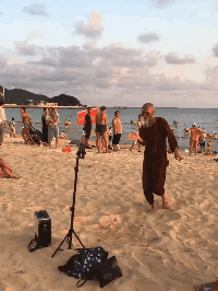 |搞笑GIF:太软了 妹子这腿是假的吧