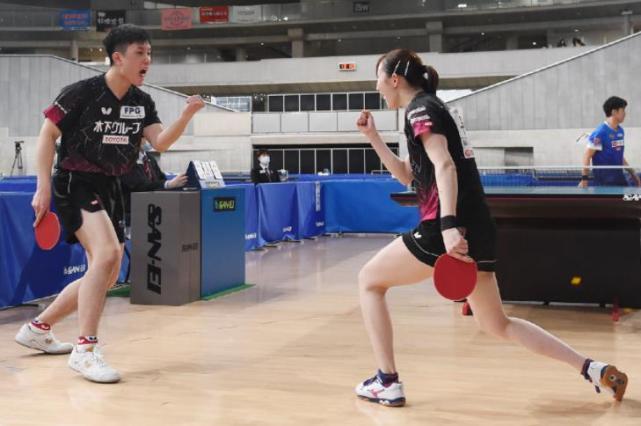 张本智|3-0!华裔教练助日乒新星夺冠,横扫张本智和妹妹,师徒开怀大笑