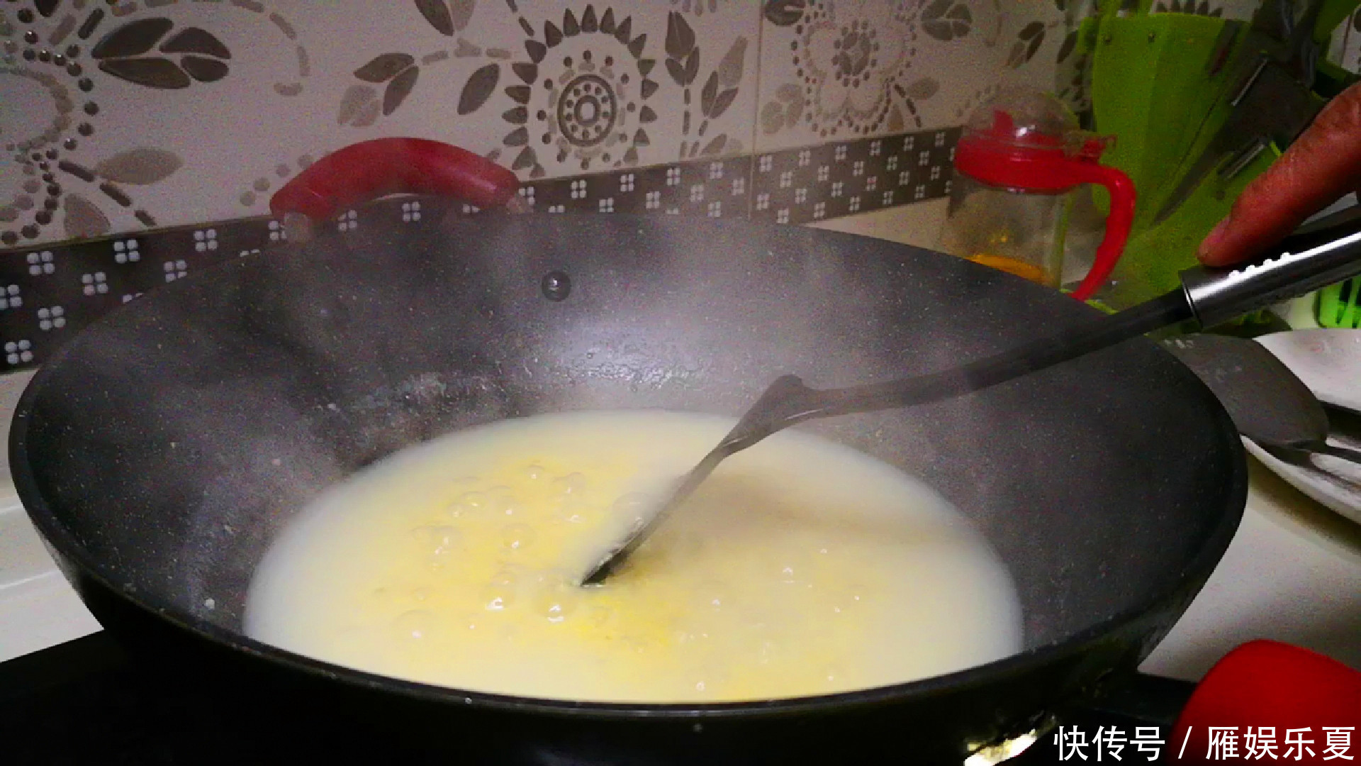 熬小米粥时,直接用水煮是错的,大厨教你一招,米粥香浓油润好喝