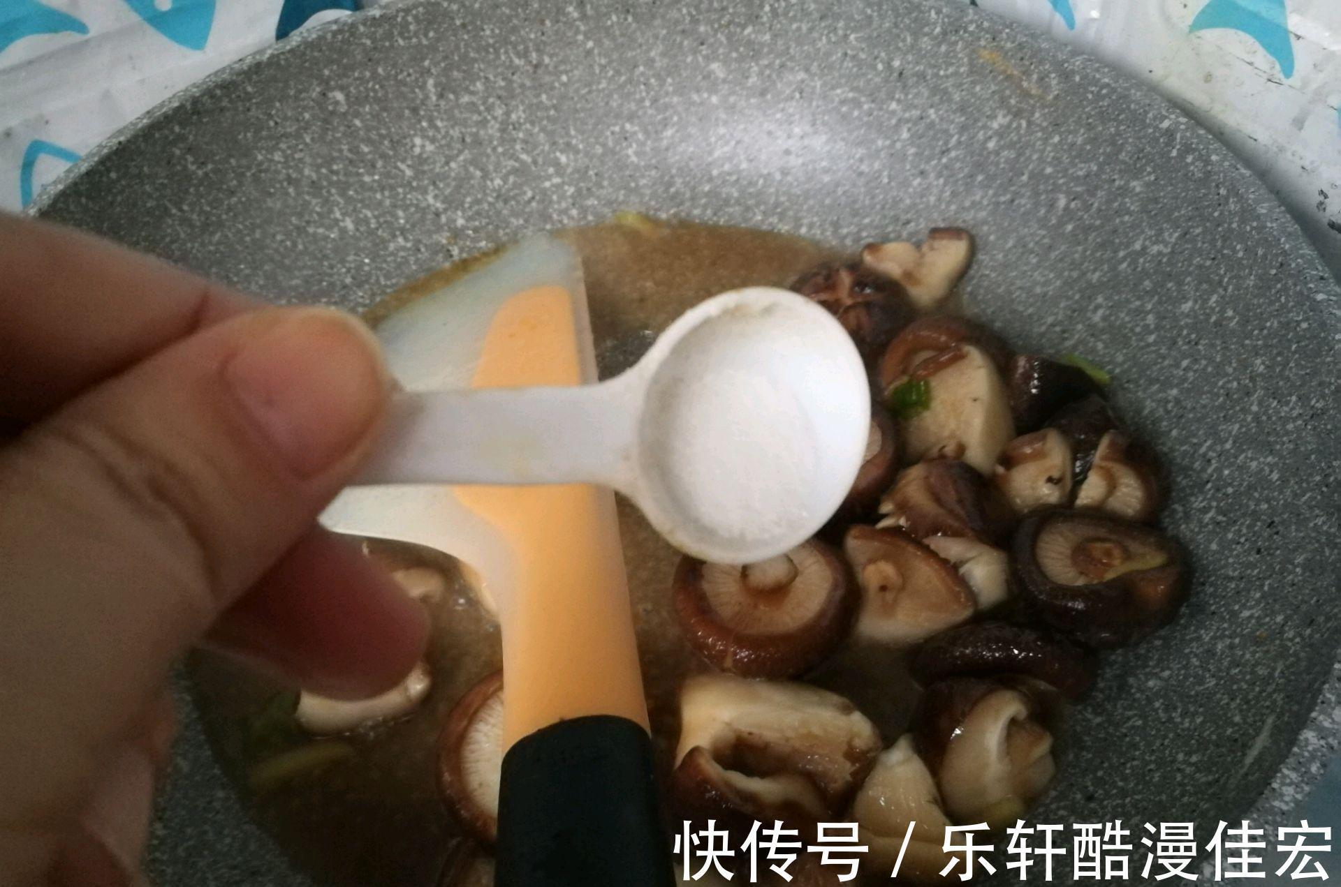 大鱼大肉吃太腻,试试这道蚝油香菇炒油菜,味道鲜香,清新解腻