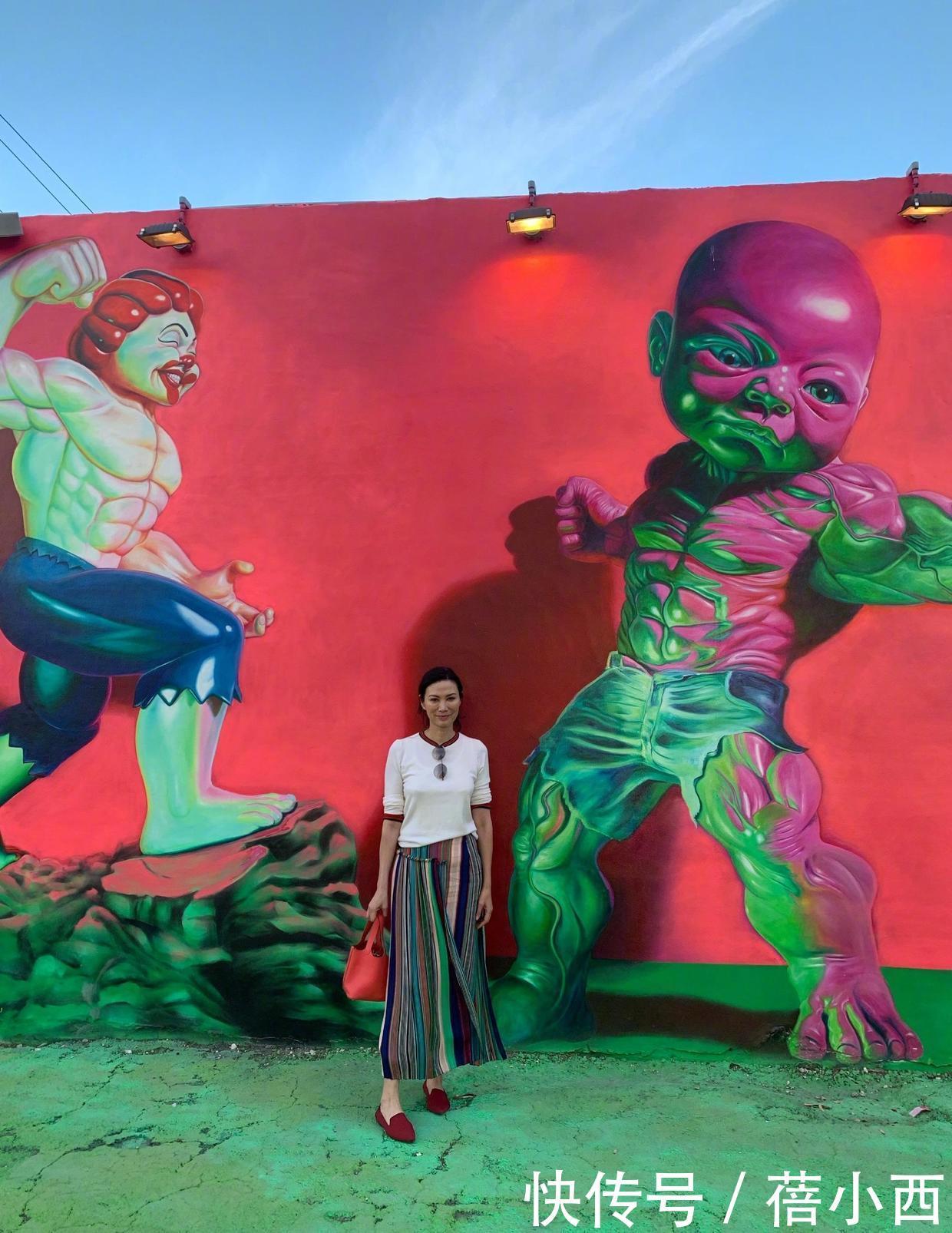 卷发|邓文迪换了个卷发洋气太多,穿亮片连衣裙真美,好身材大婶辈少见