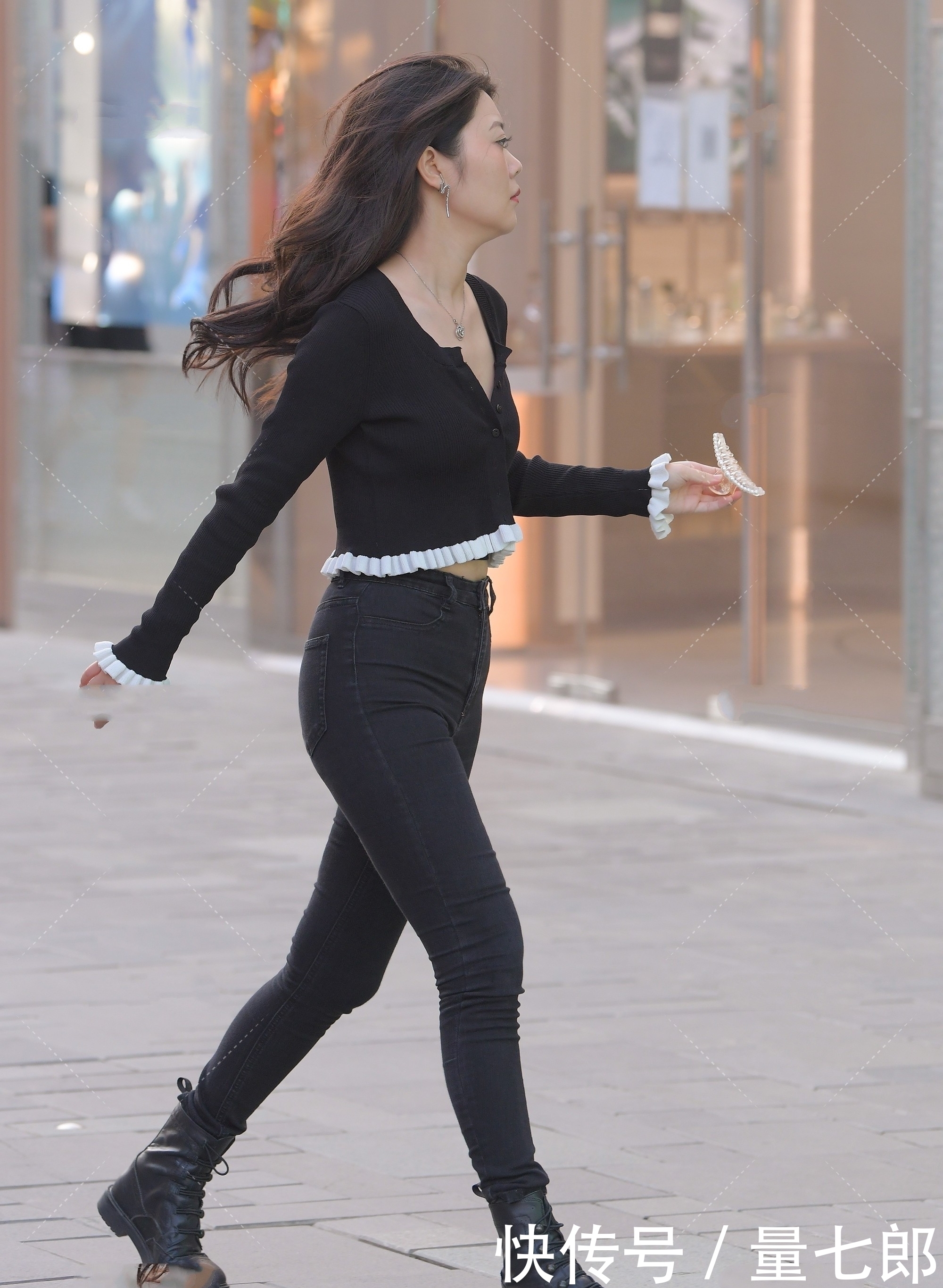 衣服|花边短款针织衬衫搭配高腰黑色牛仔裤,精致迷人,气质出众