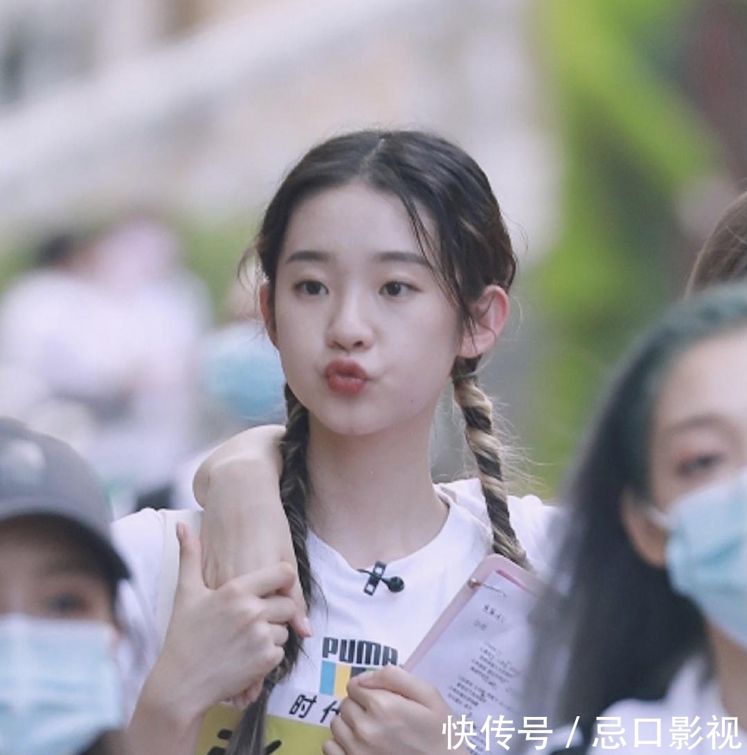 新生代最火的女艺人,除了杨超越、虞书欣以外,还有张艺凡和这两位