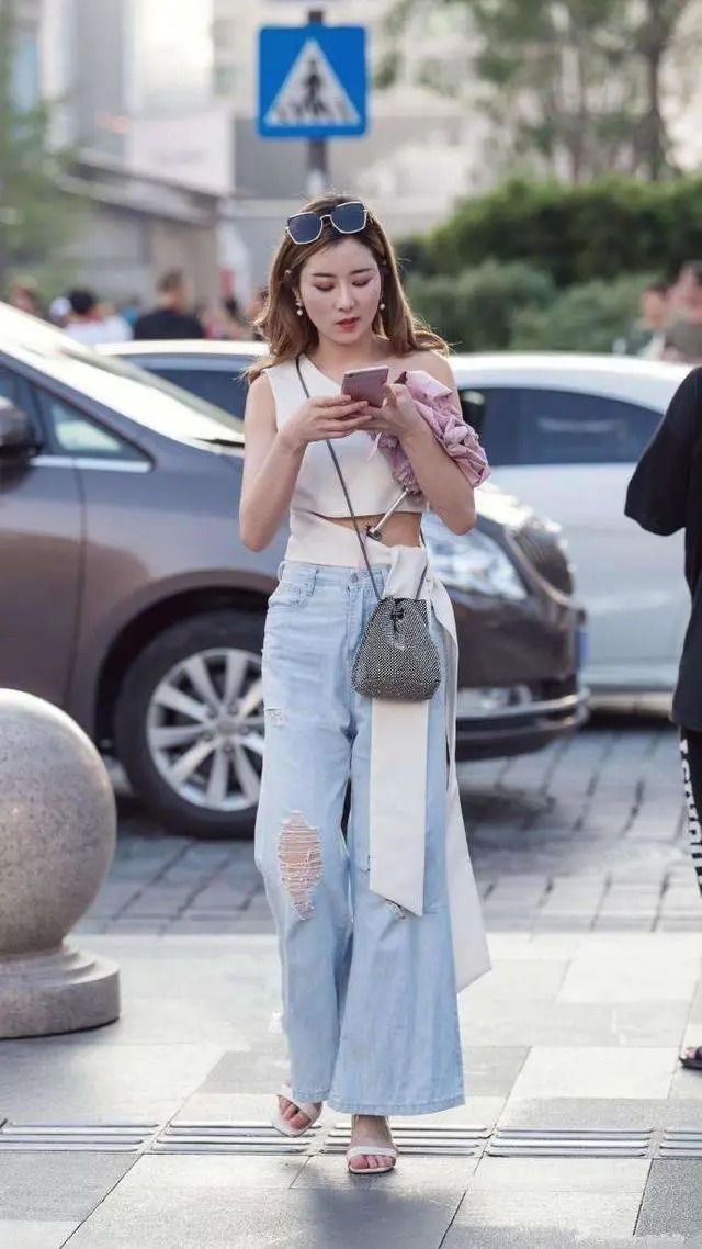 露腰 穿阔腿裤建议搭配露腰上衣，不但非常修饰身材，而且还很时髦