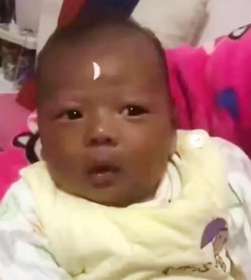 皮肤|“国产黑宝宝”走红,父母都是纯种亚洲人,孩子却堪比“包青天”