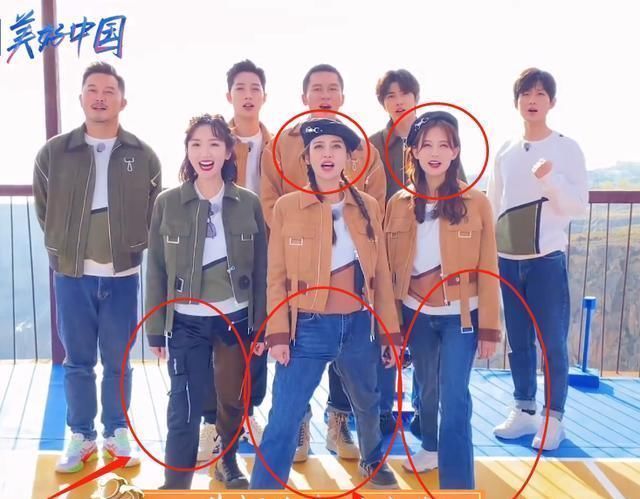 同是迈腿唱歌,看清baby与李一桐的站姿,女汉子女神的区别很明显