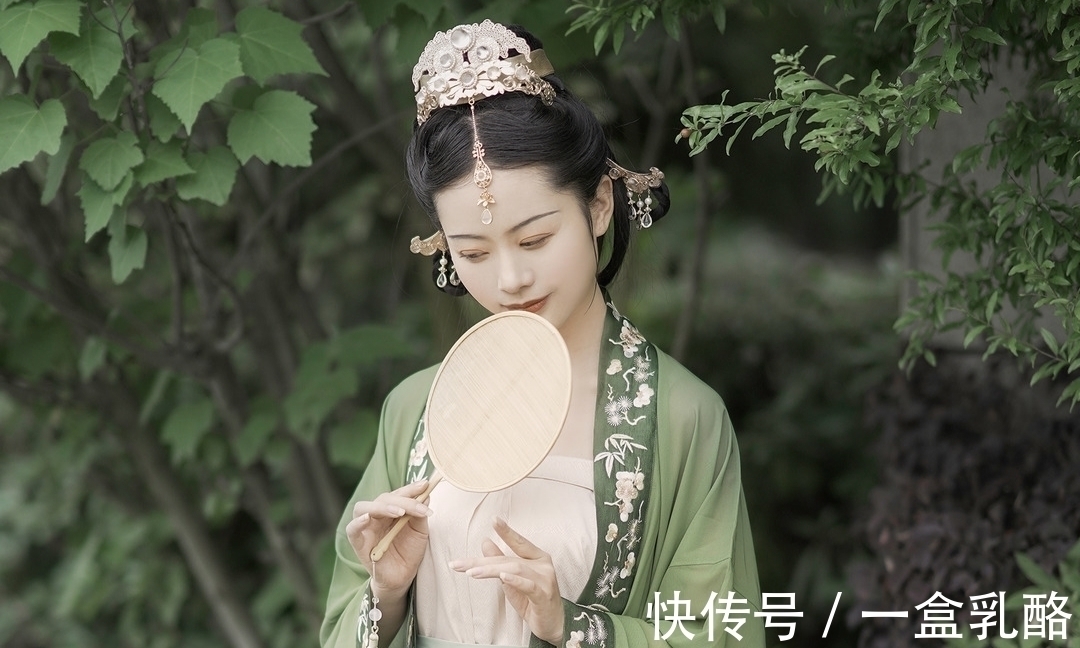 梦酣@五言格律与七言格律:化露凝烟君不见,雍容无愧向瑶坛