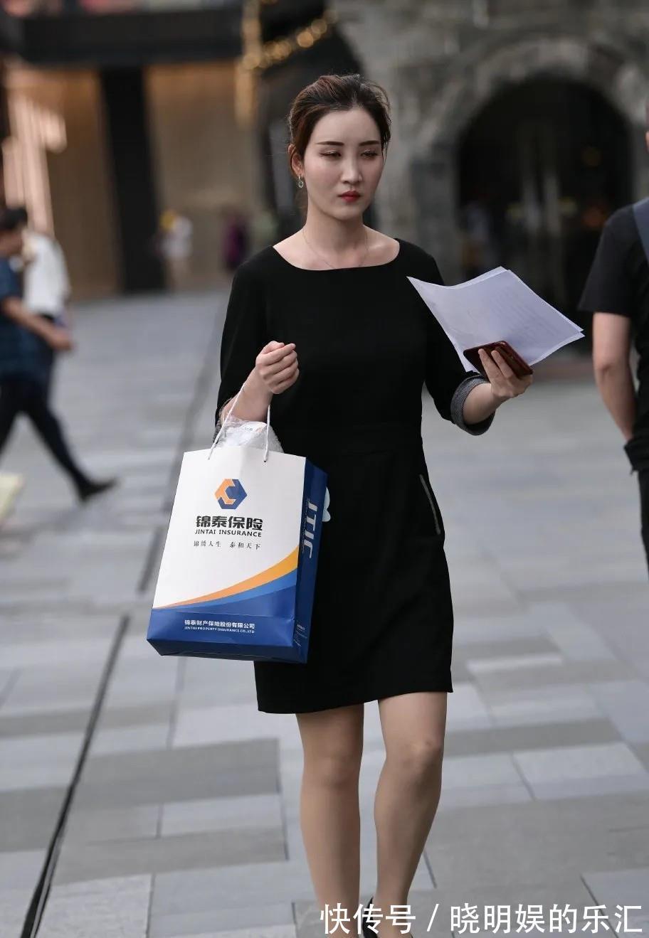 搭配|黑色方领连衣裙，搭配同色时尚平底鞋，大方得体又好看